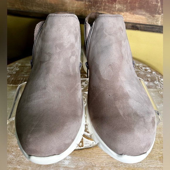 EUC Naot “Zodiac” Sneaker-Inspired Ankle Bootie Tan. Size 38/7-7.5 (see chart) - Picture 5 of 14